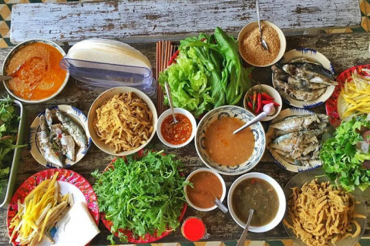 What to Eat in Da Nang? Top 15 Must-Try Specialties + Famous Restaurants 2026