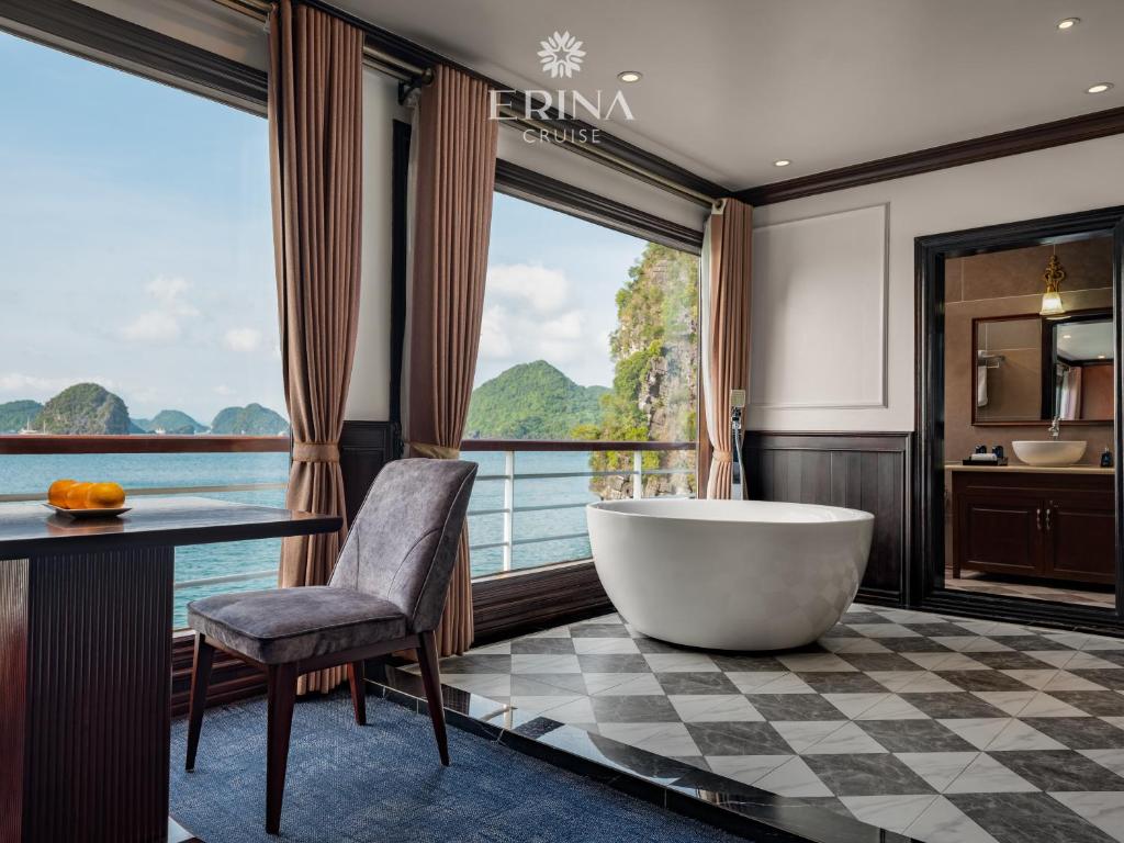 Phòng Queen Room with Sea View