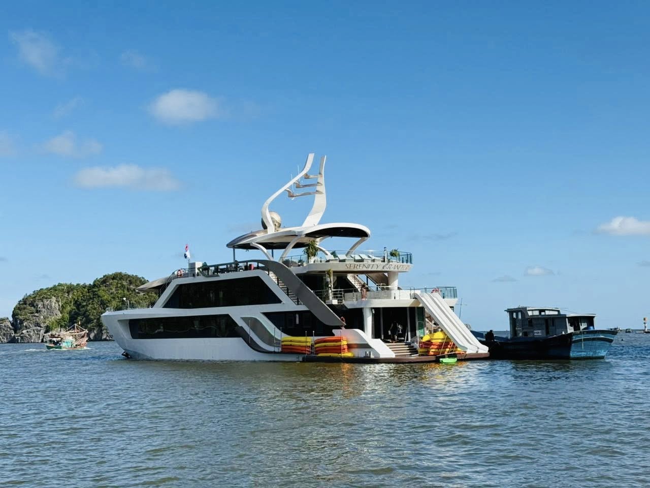 Du thuyền Serenity Grandeur Cruises