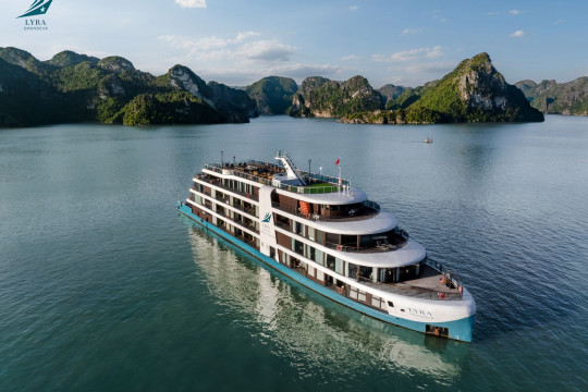 Taking a Ha Long Bay cruise with your besties: Should you choose Lyra or fear a 'burned wallet'?