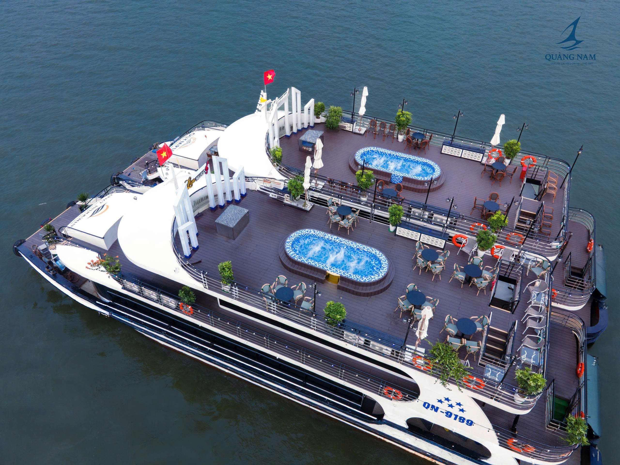 Du thuyền 99 chỗ có bể bơi-ăn buffet