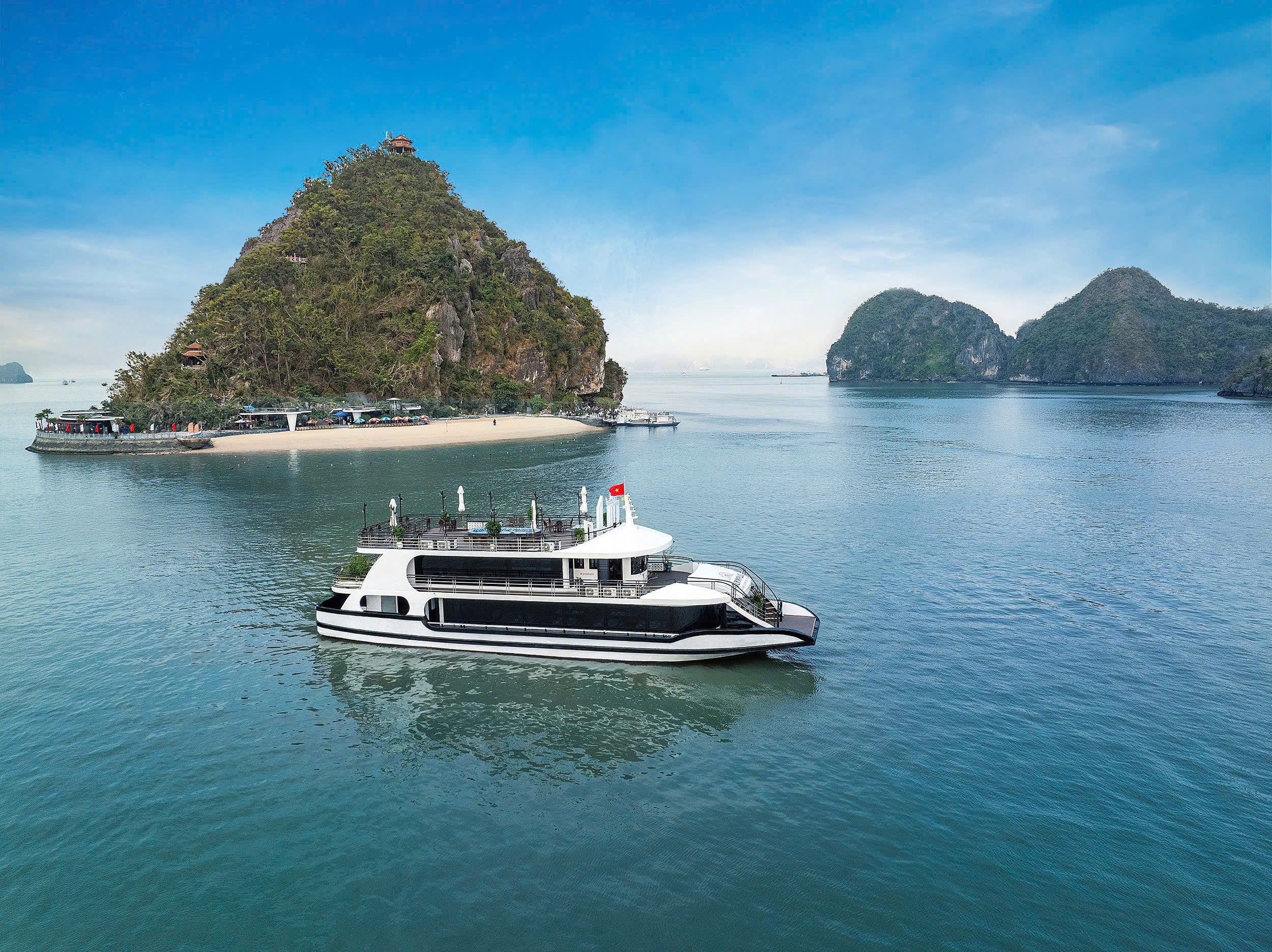 Du thuyền 99 chỗ có bể bơi-ăn buffet