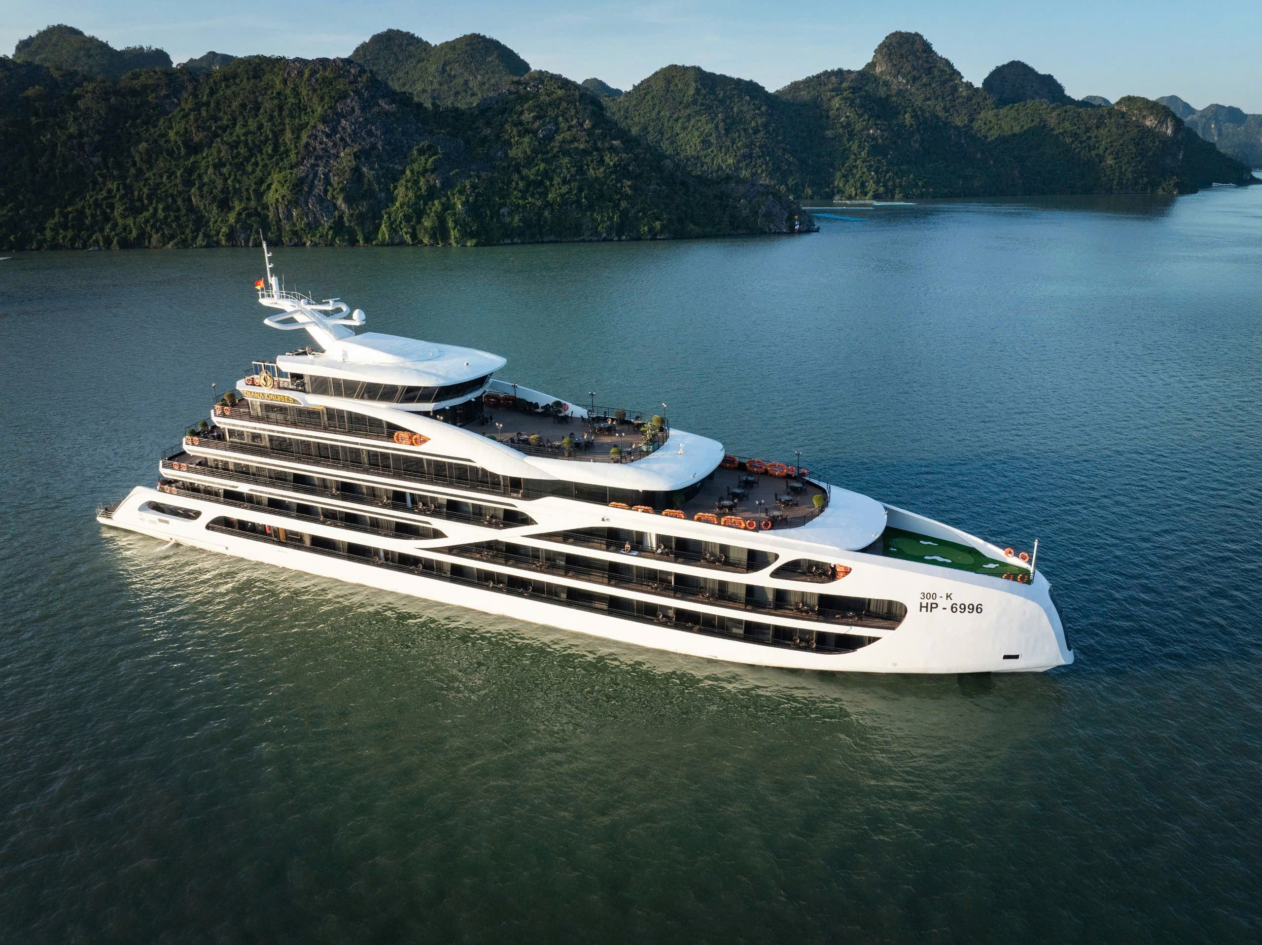 DIANA CRUISE: A 6-STAR PREMIUM EXPERIENCE IN LAN HA BAY