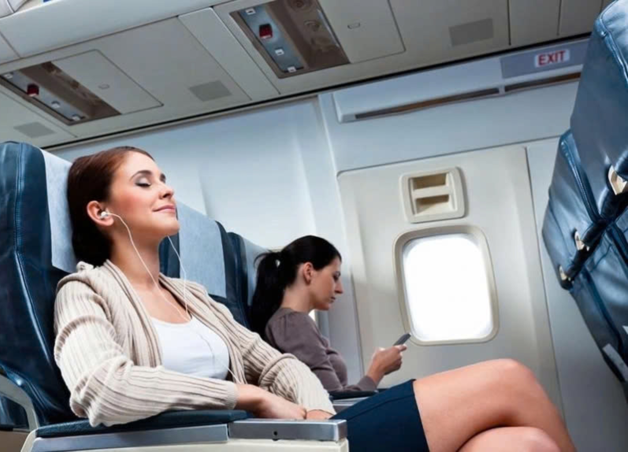 Lý do không nên ngồi bắt chéo chân trên máy bay: Nguy cơ sức khỏe bạn cần biết