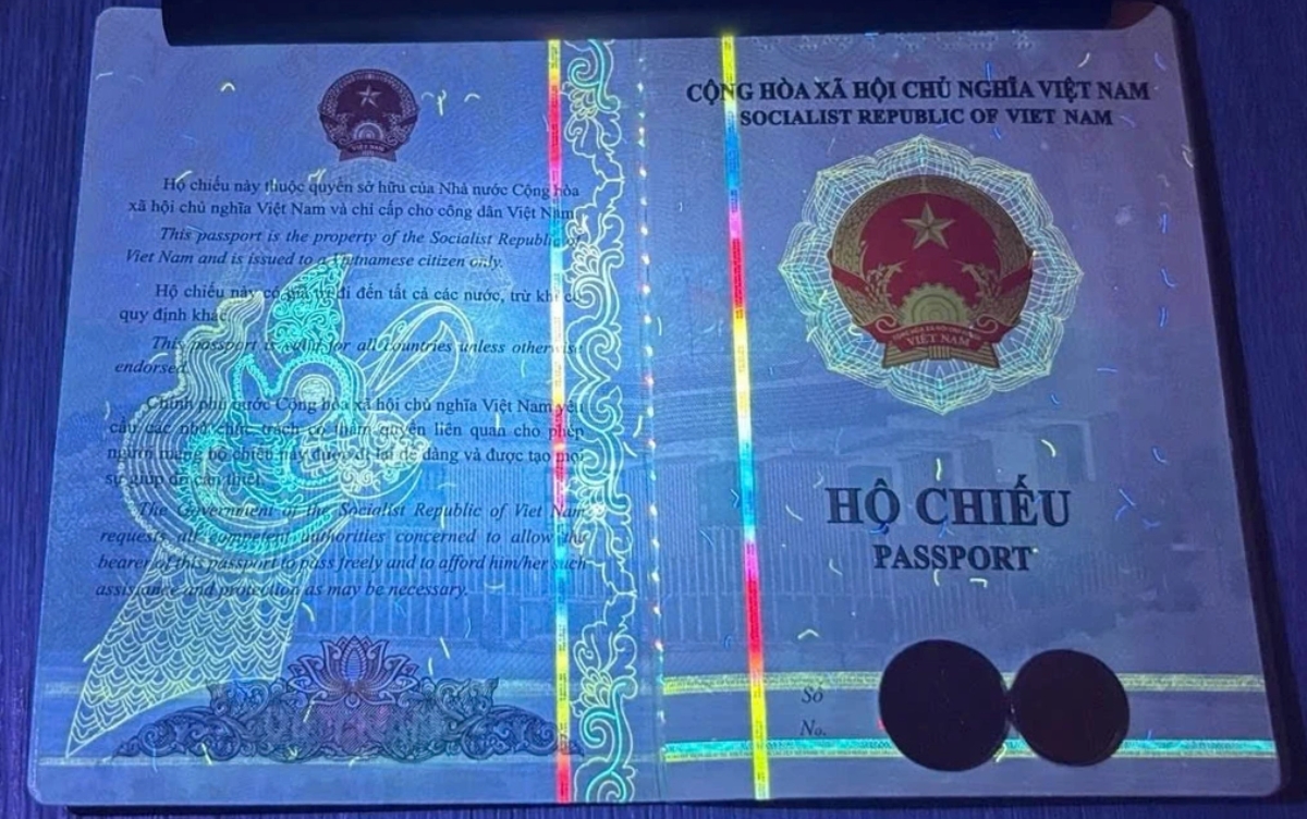 ho-chieu-viet-nam-khi-soi-tia-uv-1