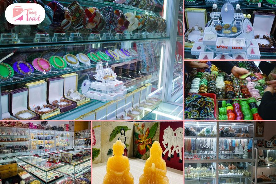 Đá mỹ nghệ làm quà tại làng đó Non Nước