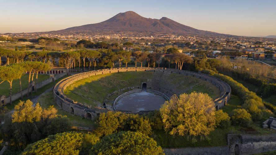 pompeiis-amphitheater.jpg