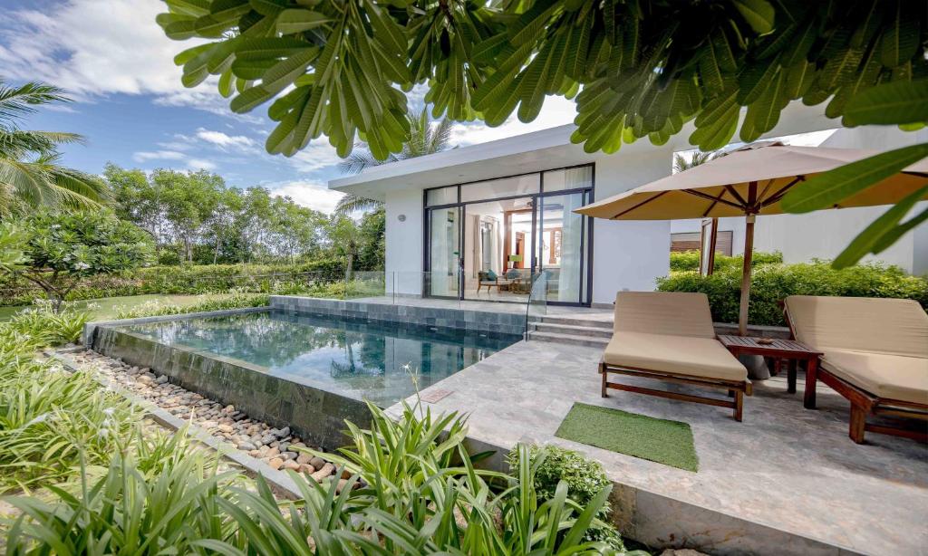 Beachfront Pool Villa