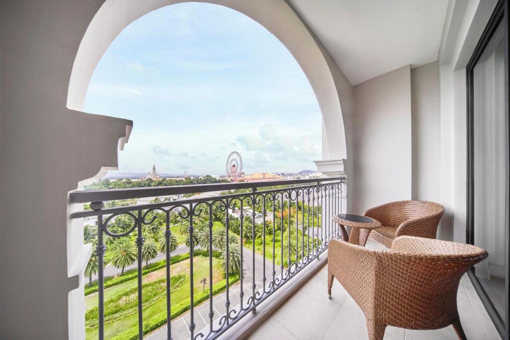 Deluxe 1 King Bed Balcony Garden View