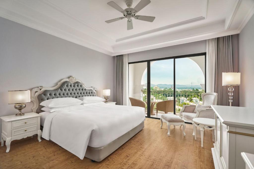 Deluxe 1 King Bed Balcony Garden View