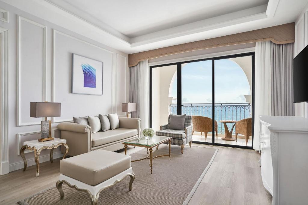 Suite Senior 1 King Bed Beach View