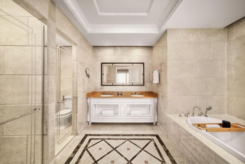 Suite Senior 1 King Bed Beach View