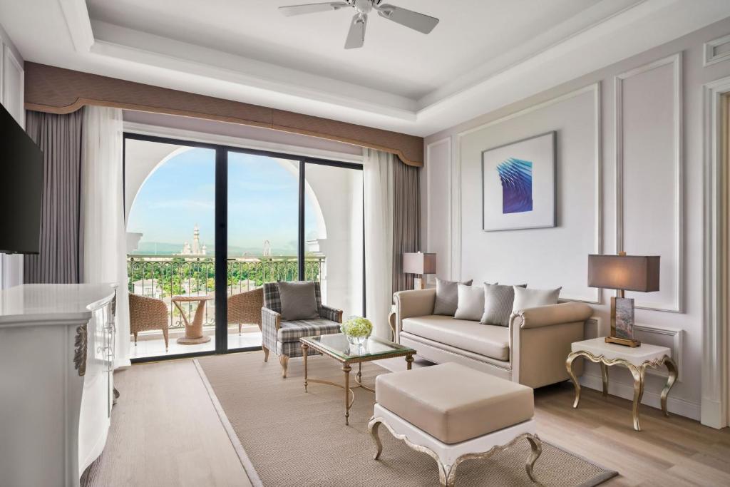 Suite Senior 1 King Bed Garden View