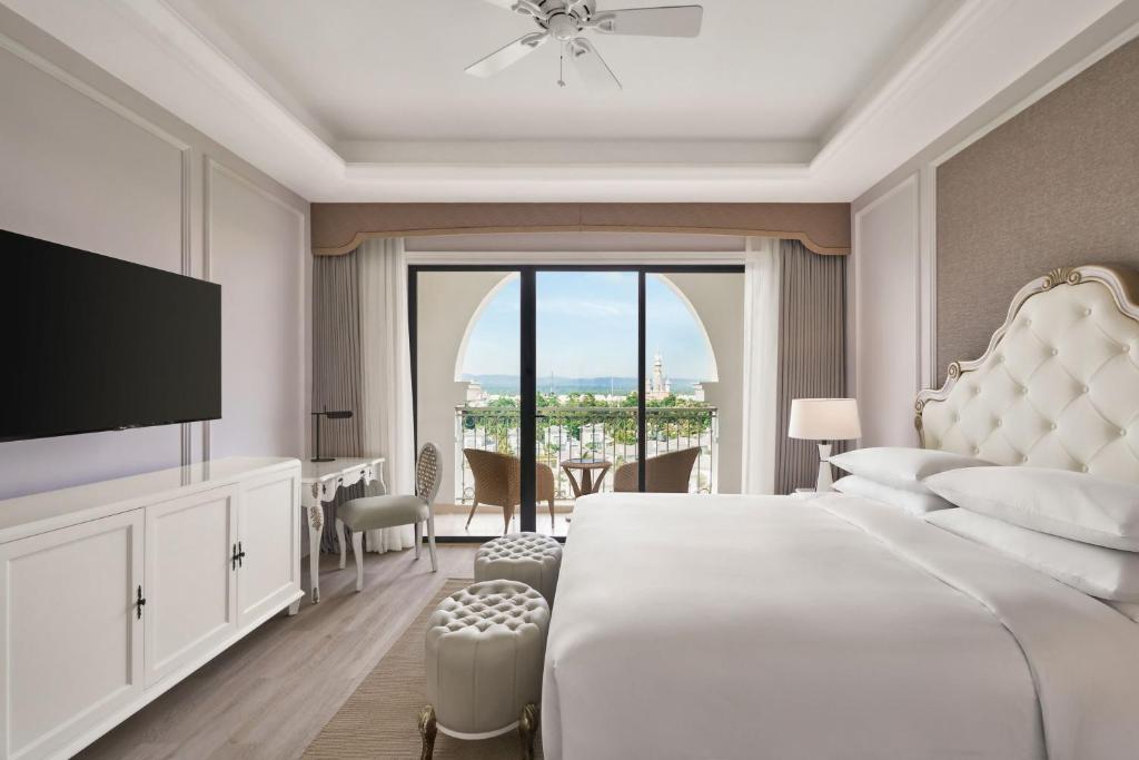 Suite Senior 1 King Bed Garden View